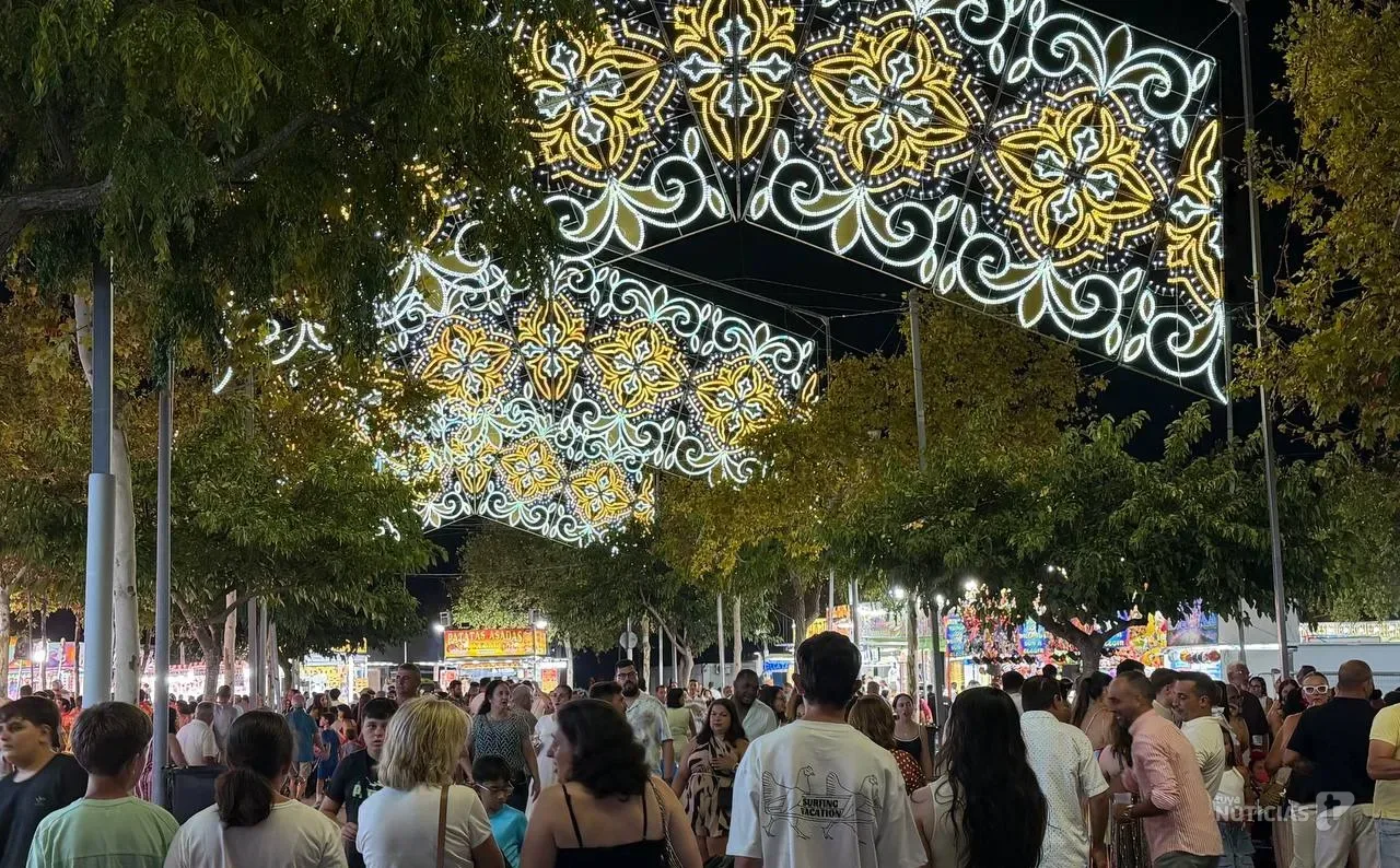 Conil inaugura su Feria de las Virtudes con una noche multitudinaria y emotivos reconocimientos