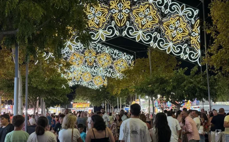 Conil inaugura su Feria de las Virtudes con una noche multitudinaria y emotivos reconocimientos