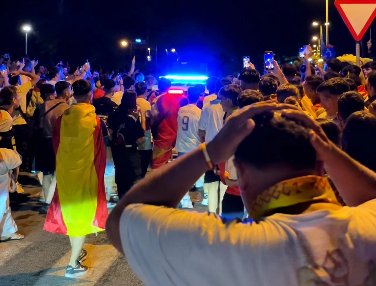 La Policía Local de Conil carga contra aficionados durante las celebraciones del Mundial