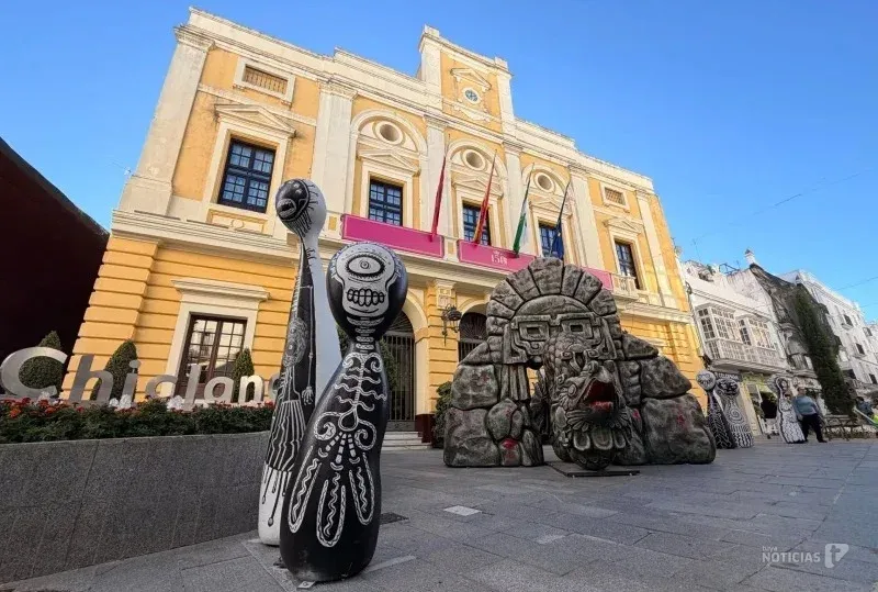 Monstruos gigantes, brujas y criaturas imposibles: Chiclana vuelve a convertir Halloween en un espectáculo al aire libre