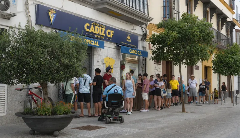 Chiclana se vuelve amarilla: colas para entrar en la nueva tienda del Cádiz CF