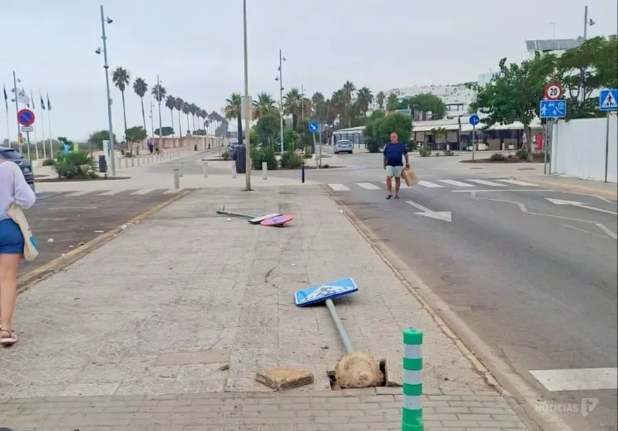 Identificados y sancionados los autores de actos vandálicos contra el mobiliario urbano en Conil