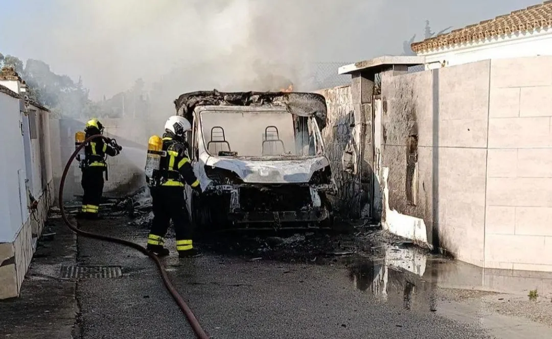 Arde una autocaravana en Chiclana y obliga a retirar dos bombonas de butano de su interior