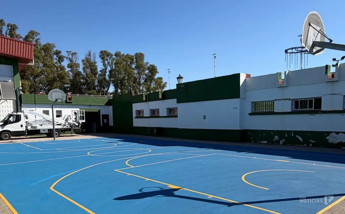 Barbate renueva su pista de baloncesto y mejora la iluminación de las instalaciones deportivas