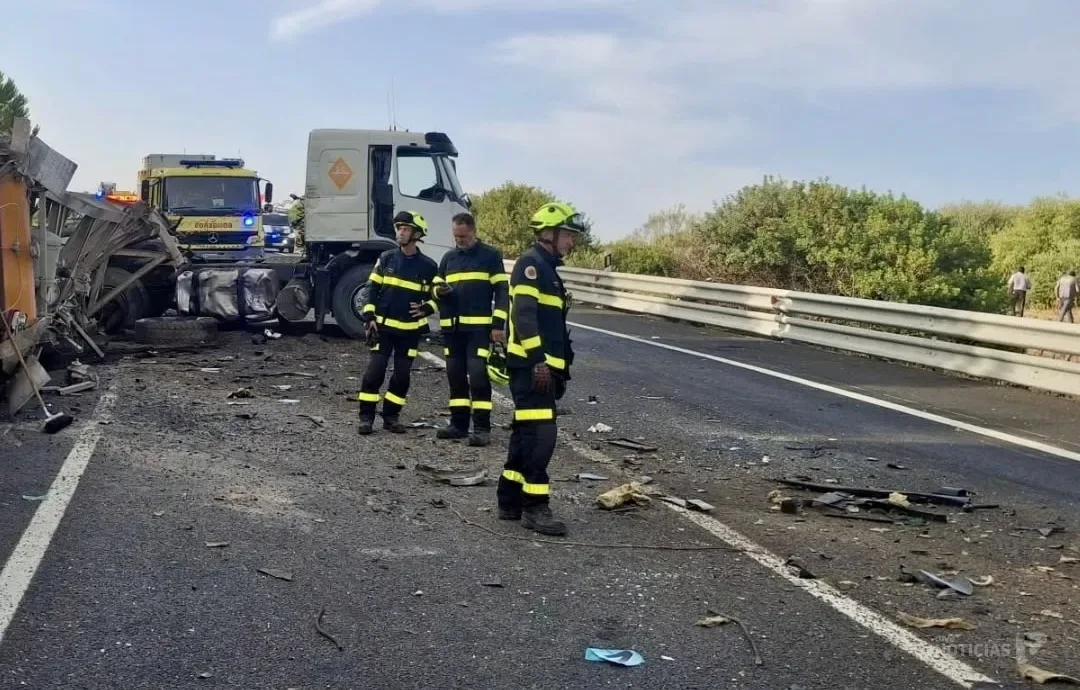 Un conductor es rescatado tras un choque frontal entre dos camiones en la N-4