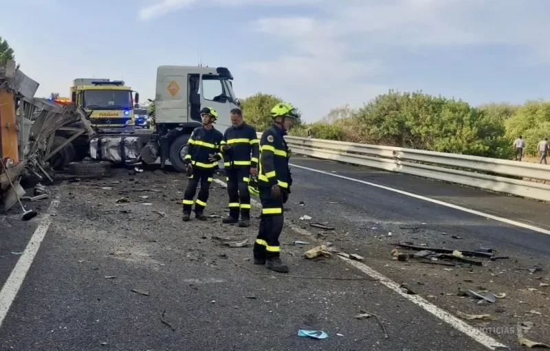 Un conductor es rescatado tras un choque frontal entre dos camiones en la N-4