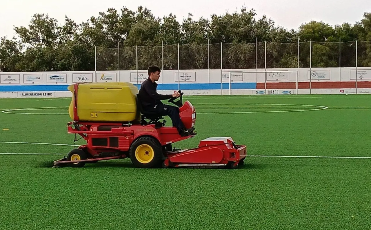 El césped del Polideportivo se pone al día