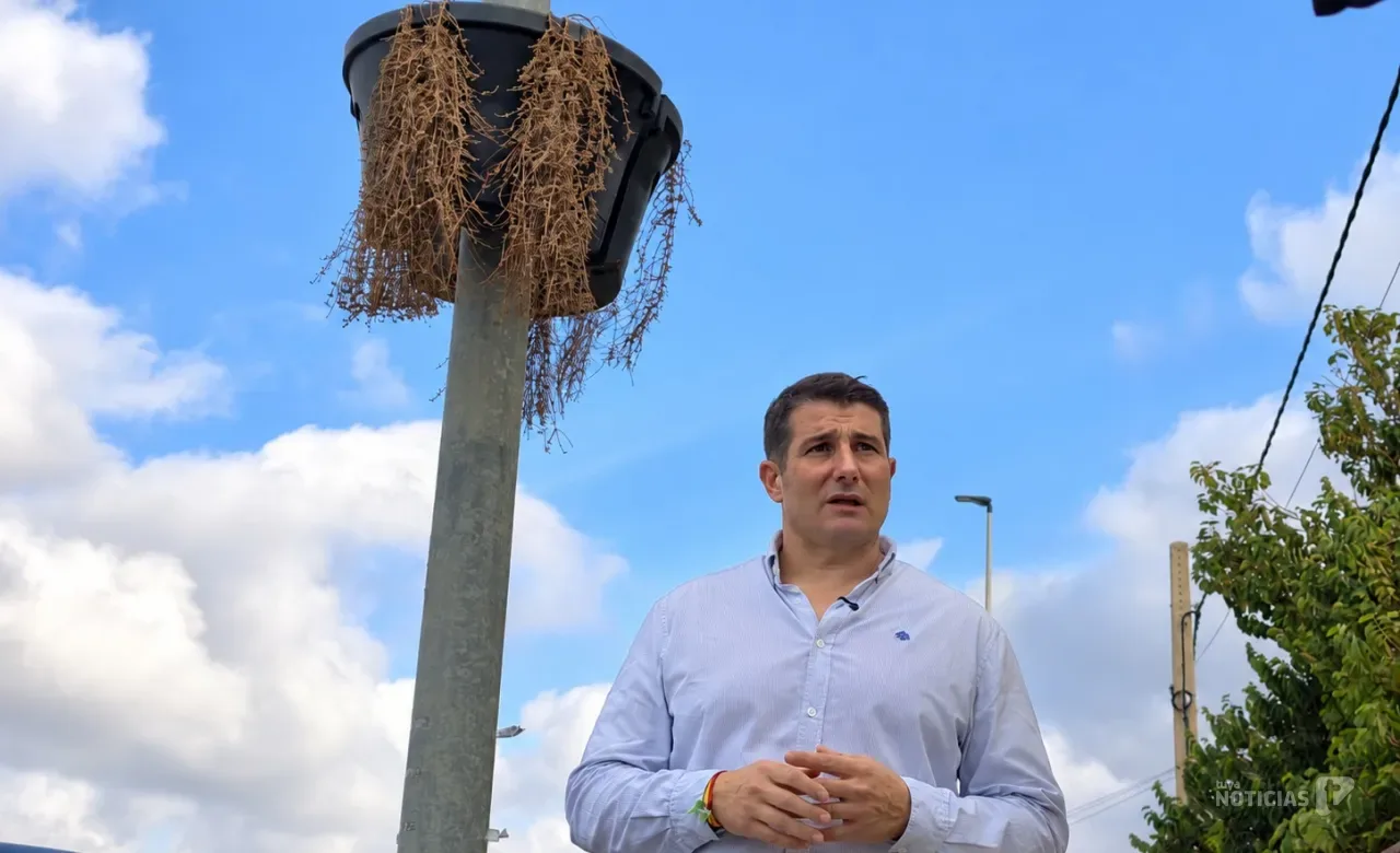 VOX carga contra Román por el estado de las jardineras de Carboneros: “Son otro juguete roto de la campaña electoral”
