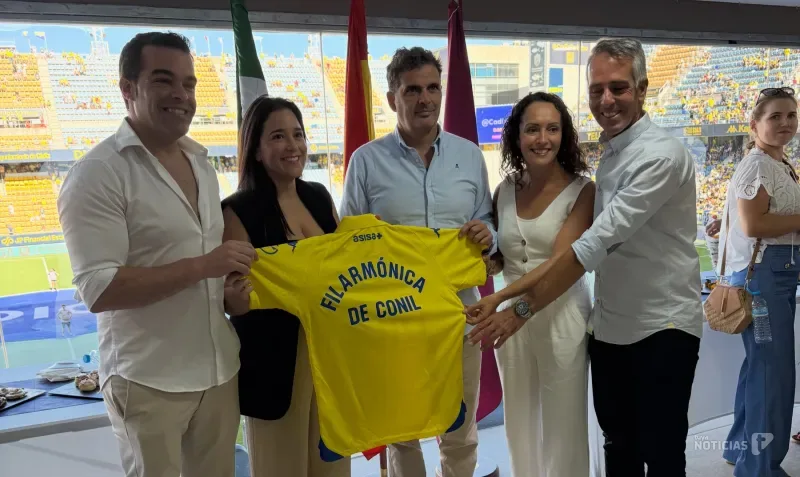 La Filarmónica Ciudad de Conil recibe un reconocimiento del Cádiz C.F. por su actuación en Disneyland París