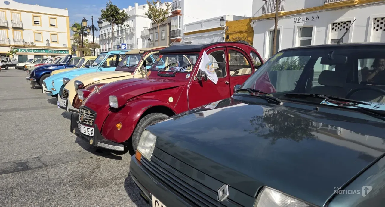 Más de 100 vehículos clásicos convierten Chiclana en un museo sobre ruedas