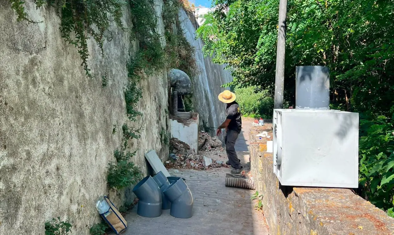 Reparan un pozo de saneamiento en La Corredera para acabar con filtraciones y malos olores