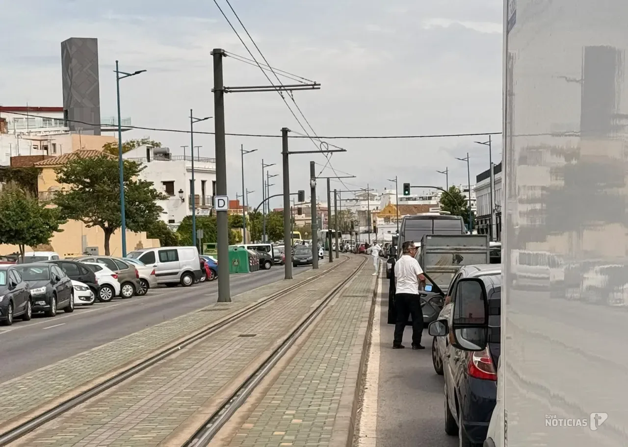 Un vehículo averiado provoca retención masiva en la avenida Reyes Católicos de Chiclana