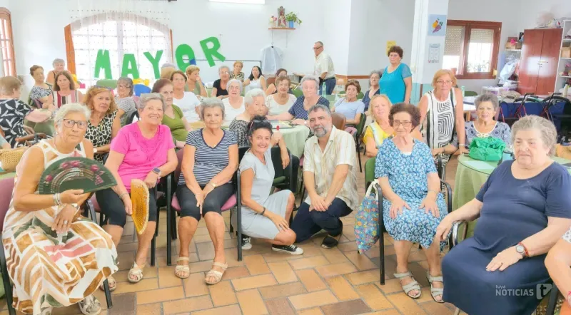 Los cuentos de siempre emocionan a los mayores de Barbate en una jornada dedicada a la memoria y la tradición