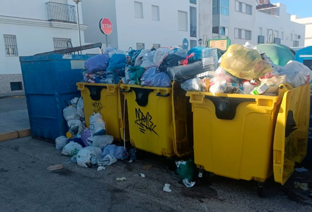 CCOO denuncia el deterioro del servicio de limpieza de Conil en plena temporada turística