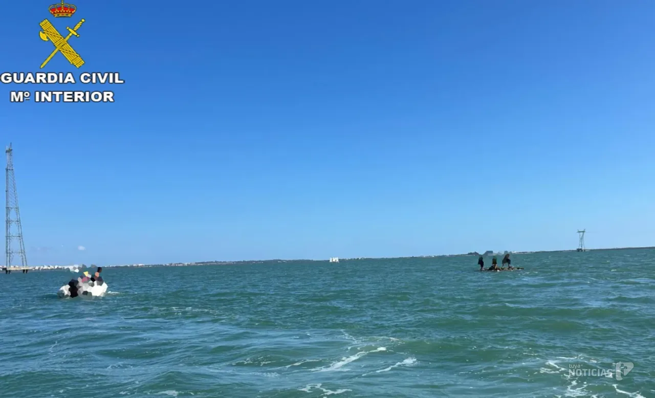 La Guardia Civil rescata a cuatro personas atrapadas en las rocas de la Bahía de Cádiz