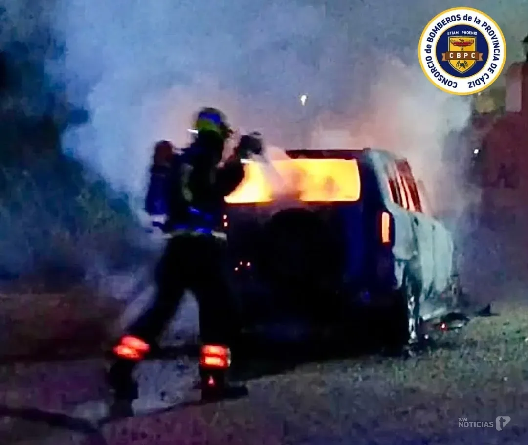 Un coche arde por completo en Chiclana durante la noche