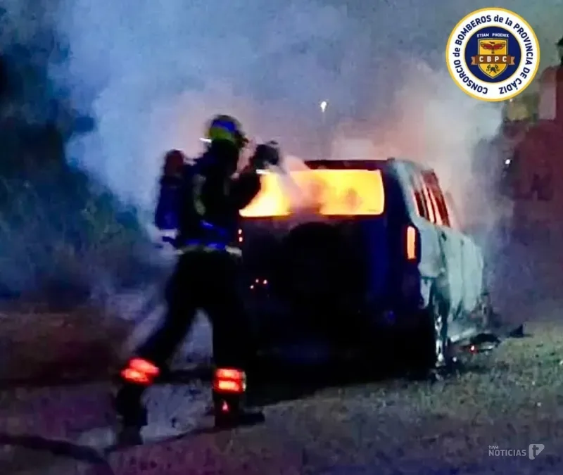 Un coche arde por completo en Chiclana durante la noche