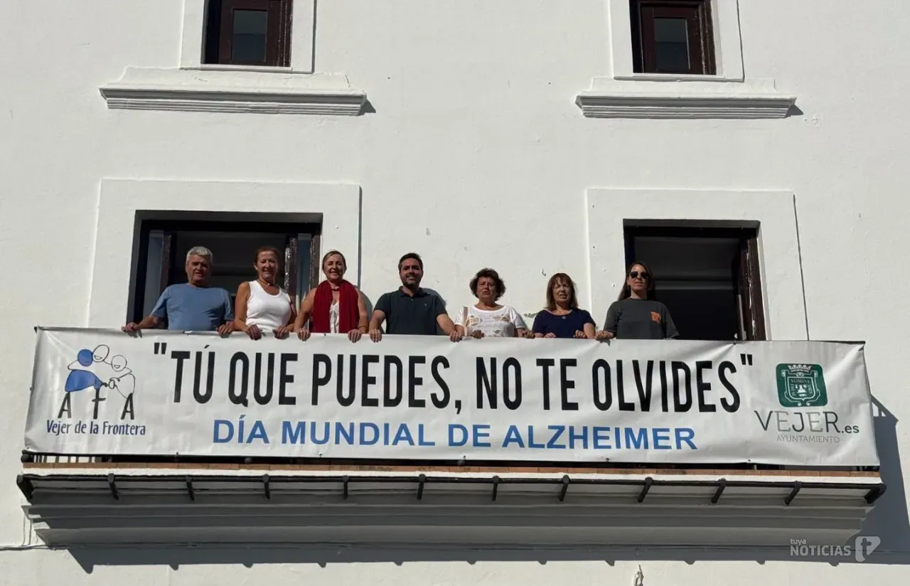 AFA Vejer inicia los actos del Día Mundial del Alzheimer con una pancarta en el Ayuntamiento