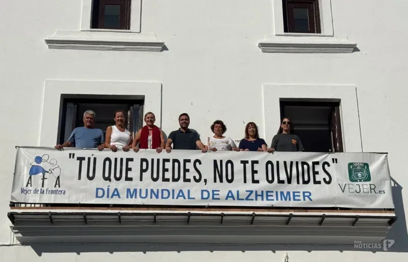 AFA Vejer inicia los actos del Día Mundial del Alzheimer con una pancarta en el Ayuntamiento