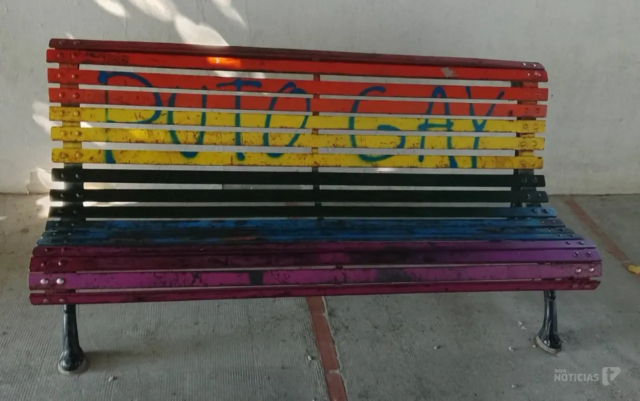 Chiclana condena el vandalismo homófobo en el banco LGTBIQ+ del Centro de Iniciativas Juveniles