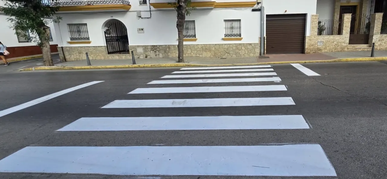 Barbate renueva la señalización de los pasos de peatones para reforzar la seguridad vial