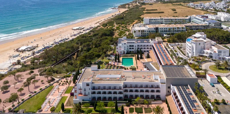 Conil autoriza dos nuevos hoteles de cuatro y cinco estrellas