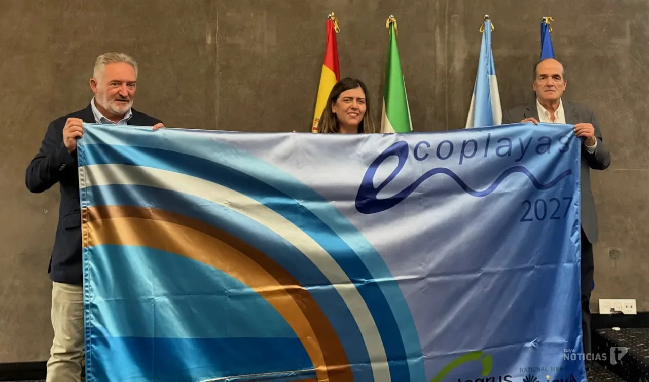 La Cala del Aceite vuelve a ser referencia ambiental y recibe la Bandera Ecoplayas 2026