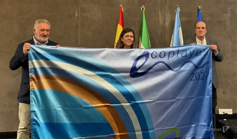La Cala del Aceite vuelve a ser referencia ambiental y recibe la Bandera Ecoplayas 2026