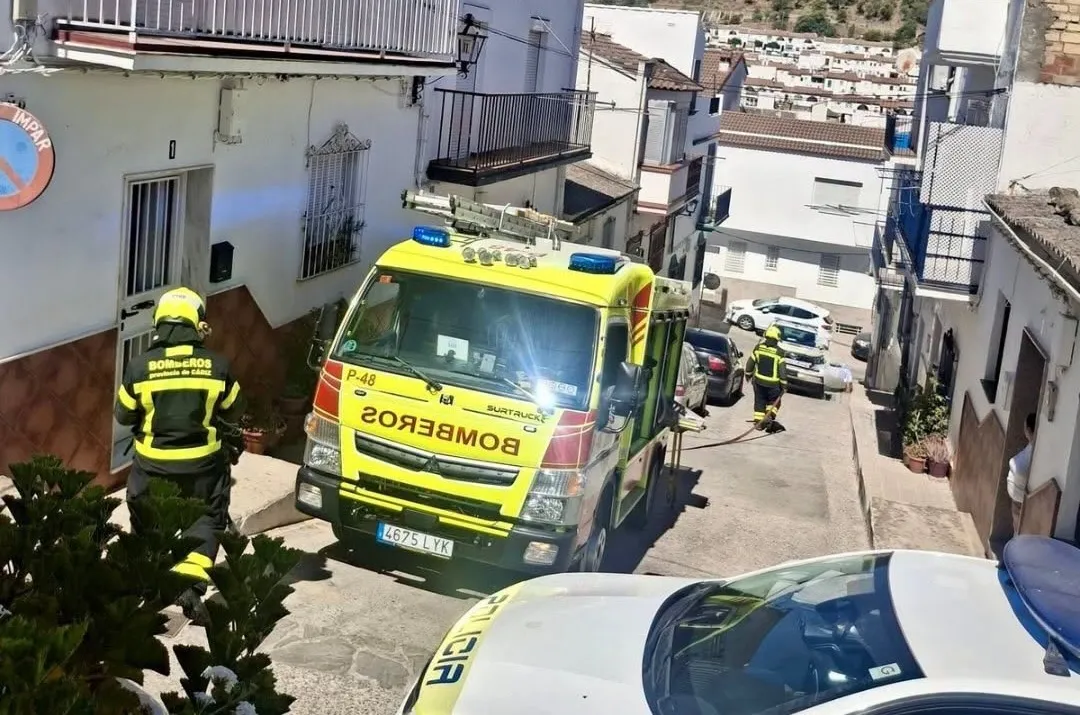 Un incendio doméstico en la calle Segura de Ubrique moviliza a los bomberos