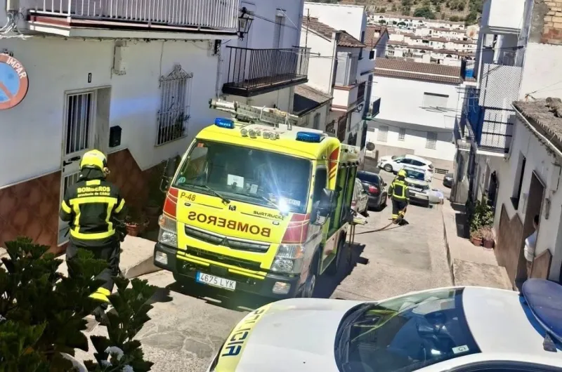 Un incendio doméstico en la calle Segura de Ubrique moviliza a los bomberos