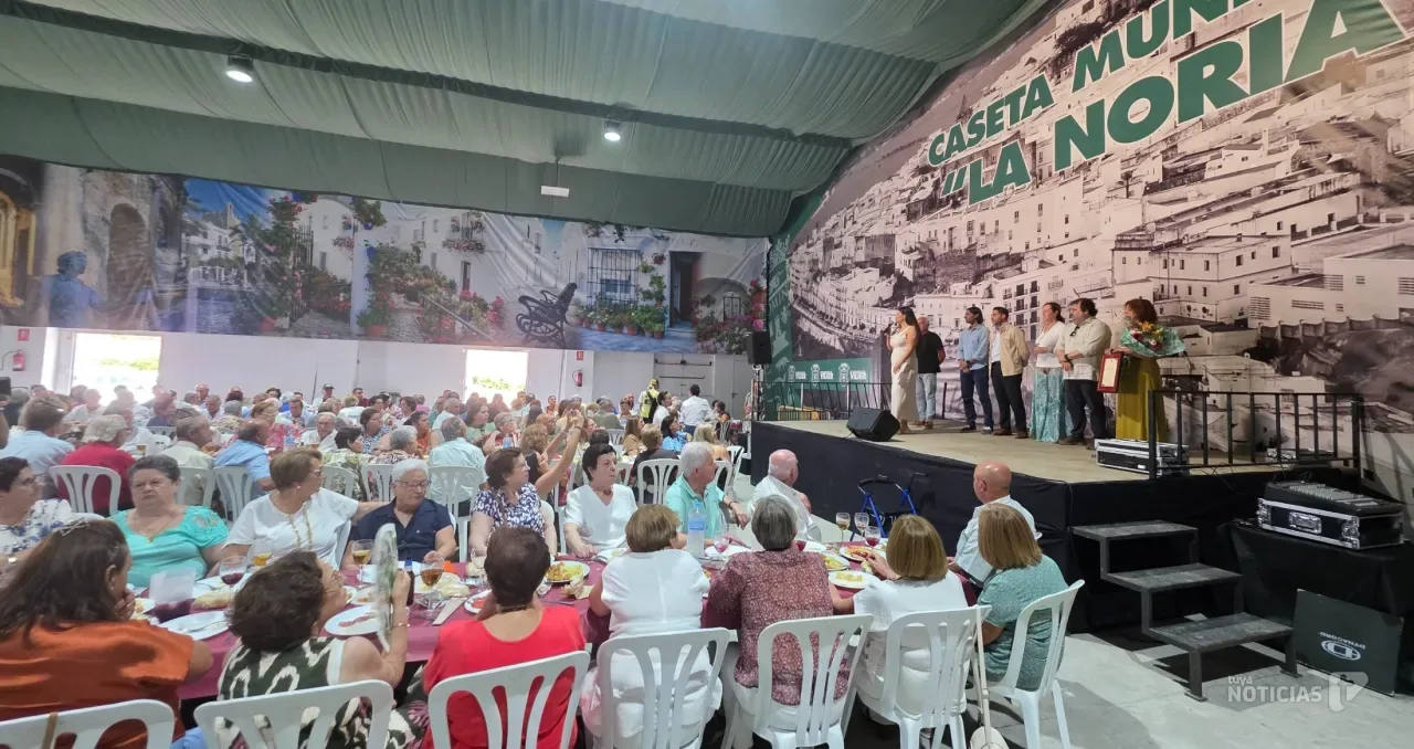 Más de 370 mayores arropan a Andrés en la gran celebración de Vejer por el Día del Mayor
