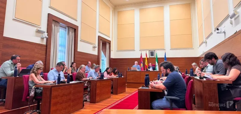 El Pleno de agosto aprueba el contrato del alumbrado y reclama mejoras en dependencia y educación especial