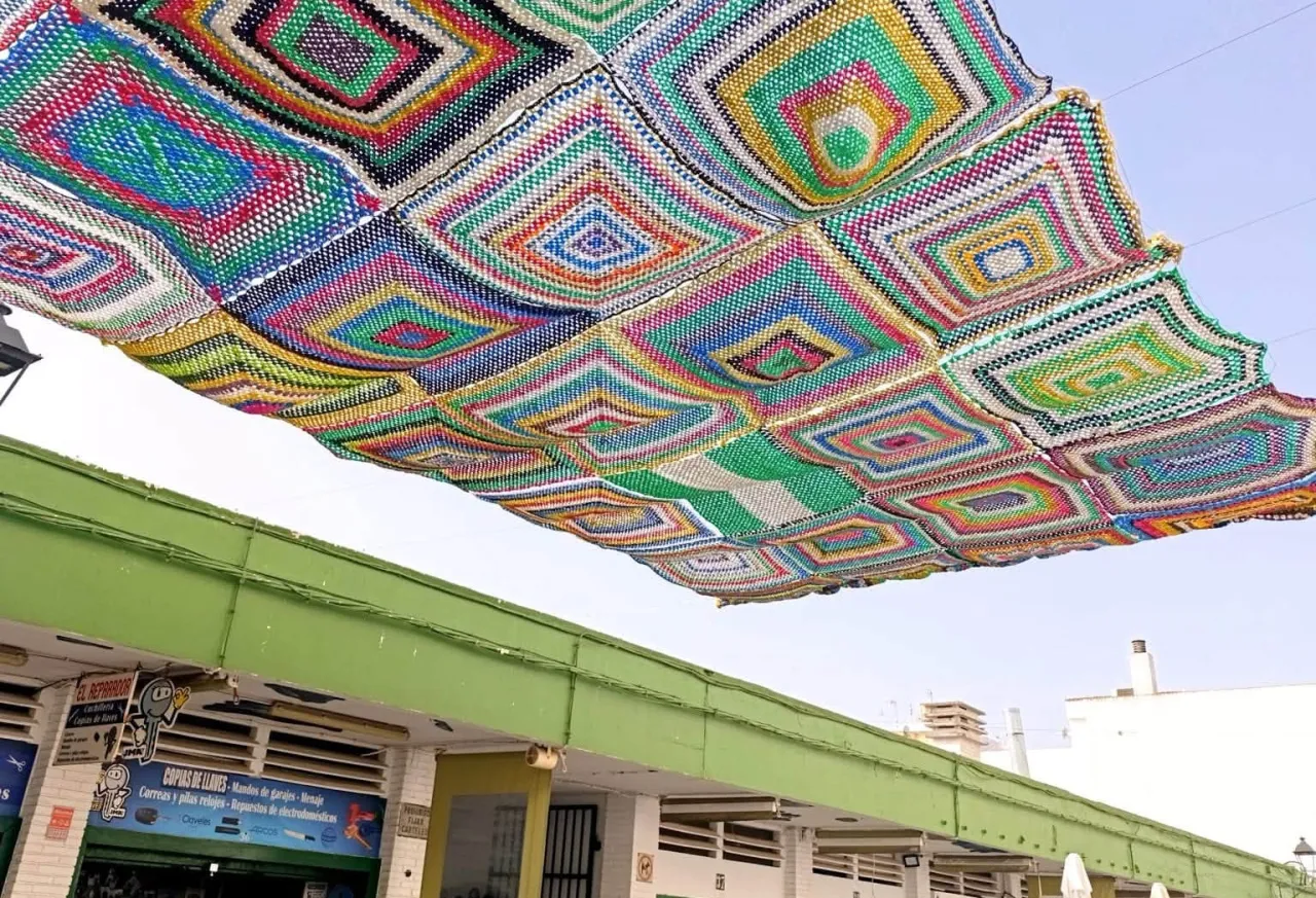 El Mercado de Abastos se llena de color con toldos artesanales elaborados con plástico reciclado