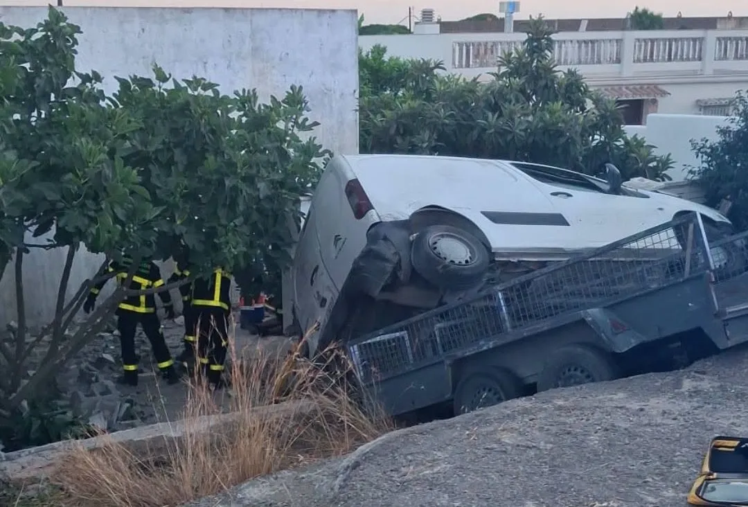 Un conductor resulta herido tras salirse de la vía con una furgoneta en El Puerto
