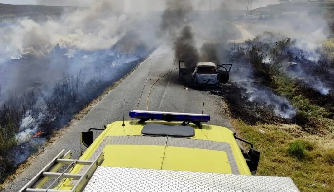 Un incendio calcina un turismo en la carretera de Sanlúcar a Trebujena