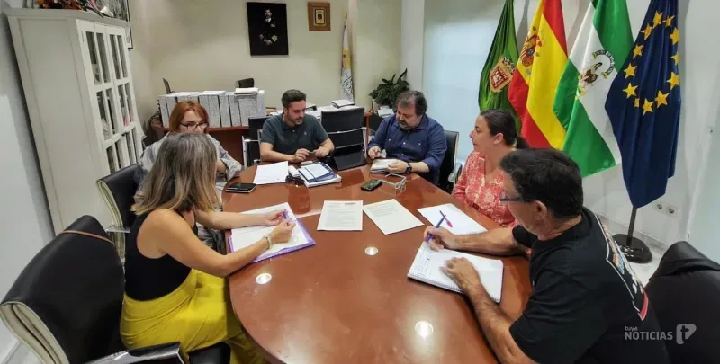El alcalde de Vejer se reúne con los vecinos de El Palmar para abordar futuras inversiones y proyectos
