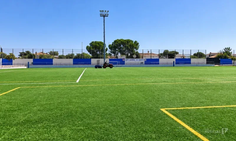 El Paco Román estrena césped: los jóvenes futbolistas de Medina vuelven a jugar en un campo renovado