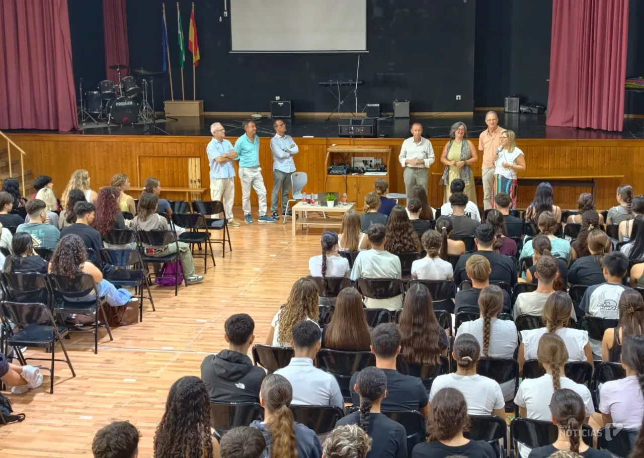 El IES Poeta García Gutiérrez acoge un encuentro entre antiguos alumnos y estudiantes de Bachillerato