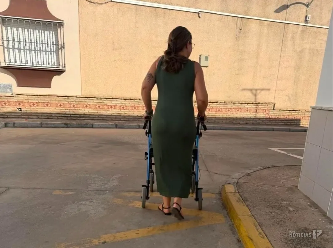 Una camarera de piso con fibromialgia regresa al trabajo con andador tras casi dos años de baja