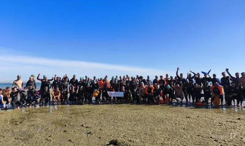 Más de 90 nadadores desafían la Bahía de Cádiz para cerrar una temporada que ha unido deporte y solidaridad en medio mundo