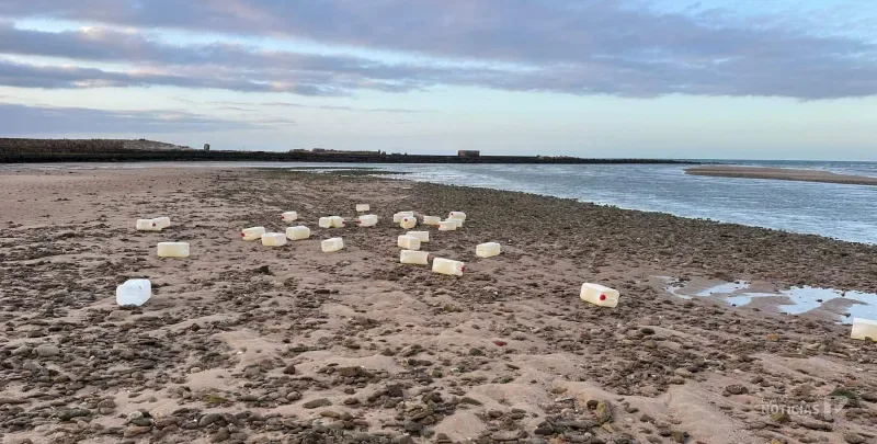 La Policía Local de Barbate intercepta una lancha con más de 120 garrafas de gasolina en la Playa del Carmen