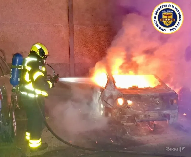 Los bomberos extinguen un incendio que afecta a varios vehículos en El Puerto