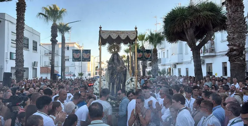 Vejer arropa a la Virgen de la Oliva en el inicio de la Velada de Agosto