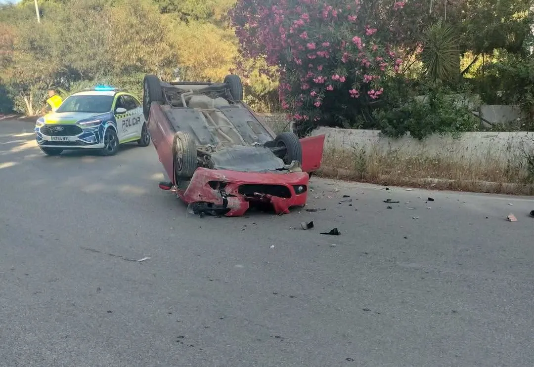 Corte de carretera en la rotonda de entrada a Roche por un accidente