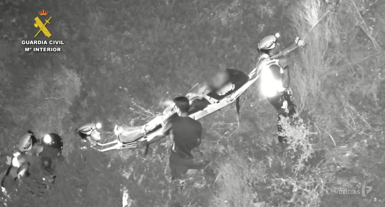 Rescatado un vecino de 85 años tras pasar 11 horas atrapado en un barranco de La Breña