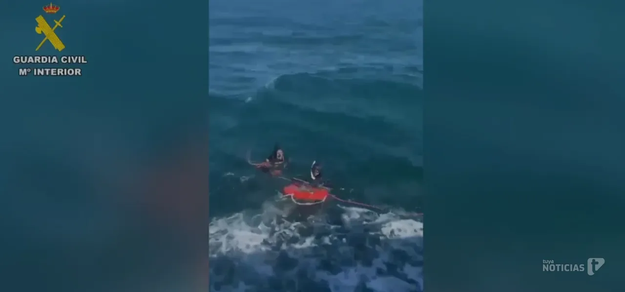 Tres jóvenes rescatados tras quedar a la deriva frente a la costa de Cádiz