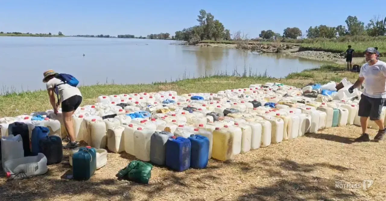 Un chiclanero construye un hidropedal para retirar 2.000 garrafas del Guadalquivir