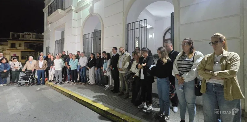 Muchos vecinos de Barbate acompañaron a la corporación a las puertas del Consistorio barbateño.