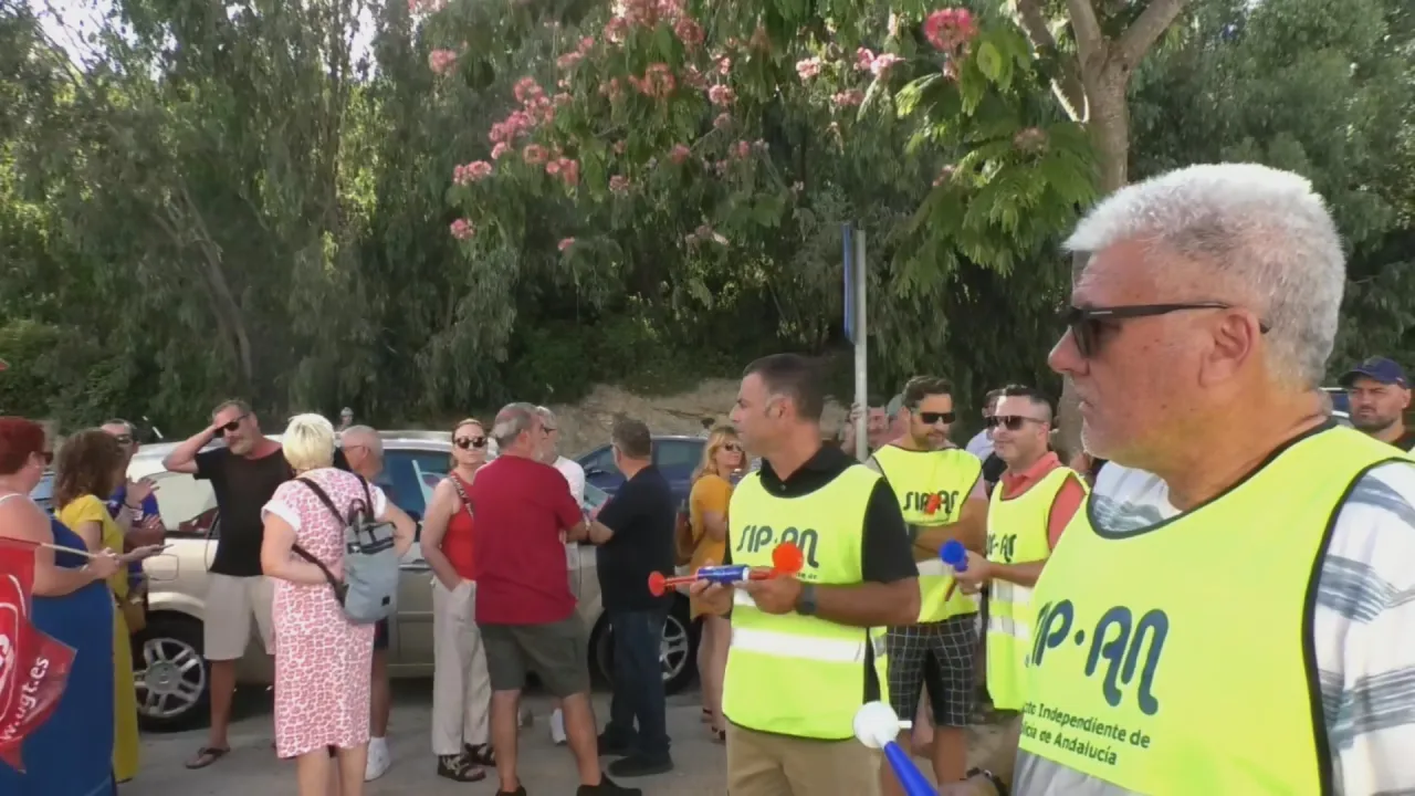 Los sindicatos de Conil intensifican sus protestas por los impagos