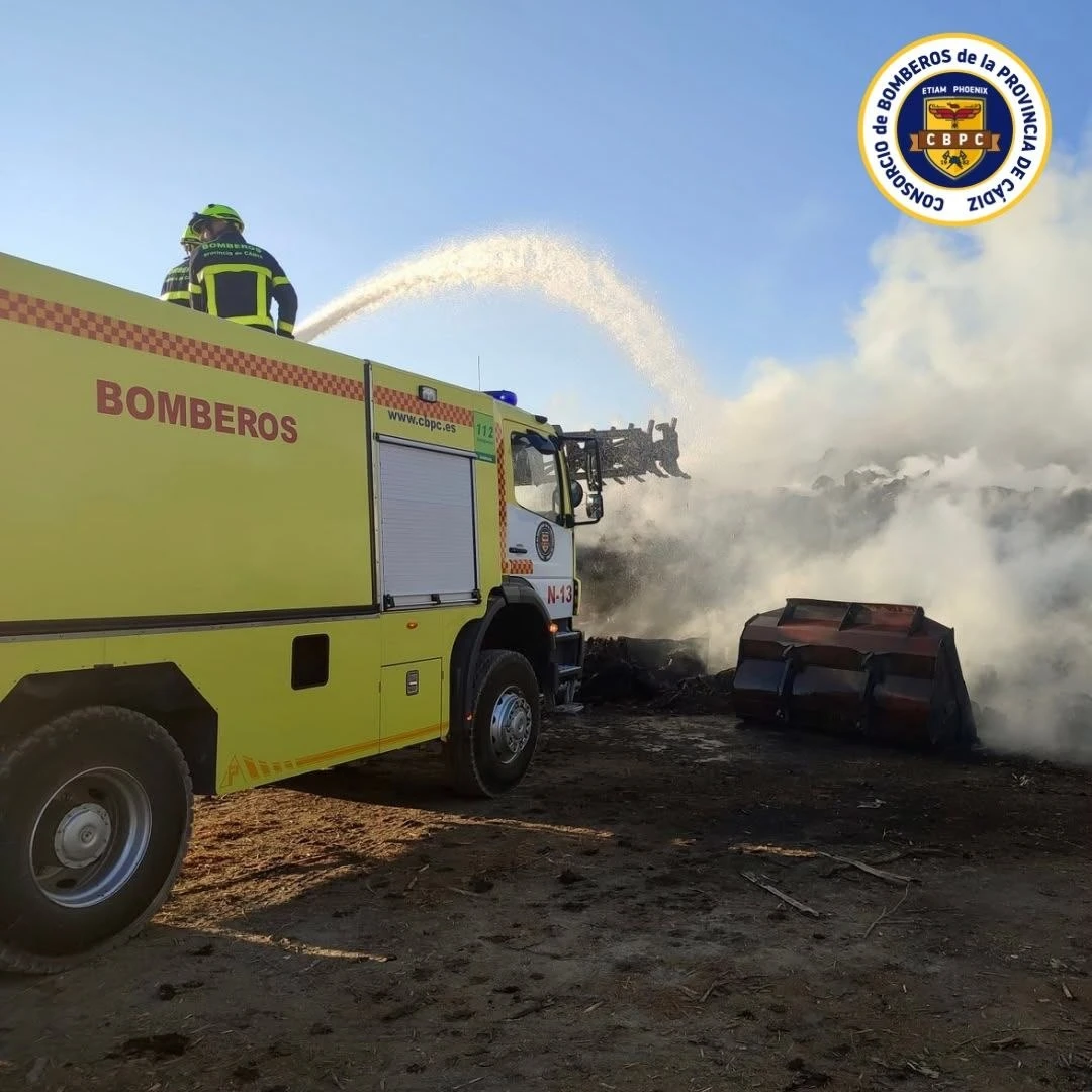 Bomberos de Chiclana controlan un incendio de grandes dimensiones en un vertedero de restos de poda